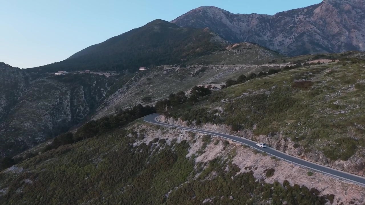 Incredibile video con drone del passo di Llogara nell'Albania meridionale.