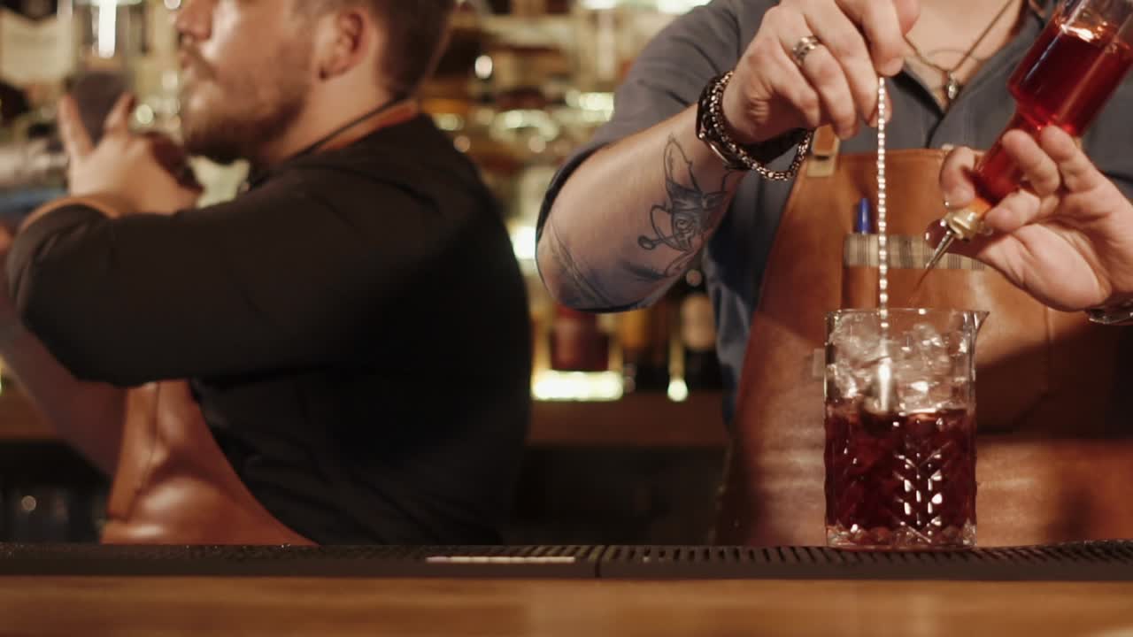 술집에서 테일을 만드는 바텐더