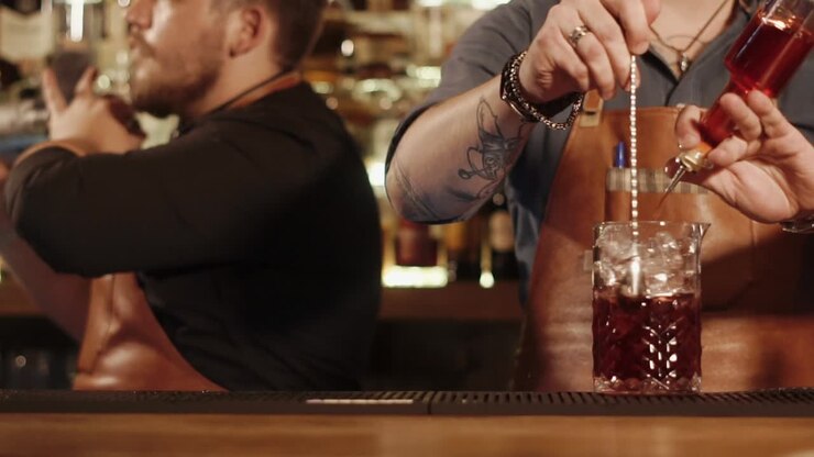 Barman che preparano cocktail al bar