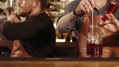 camareros haciendo cócteles en un bar