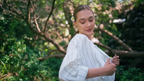 mujer disfrutando de la armonía de la naturaleza caminando por el bosque verde de cerca. niña paseando en el parque