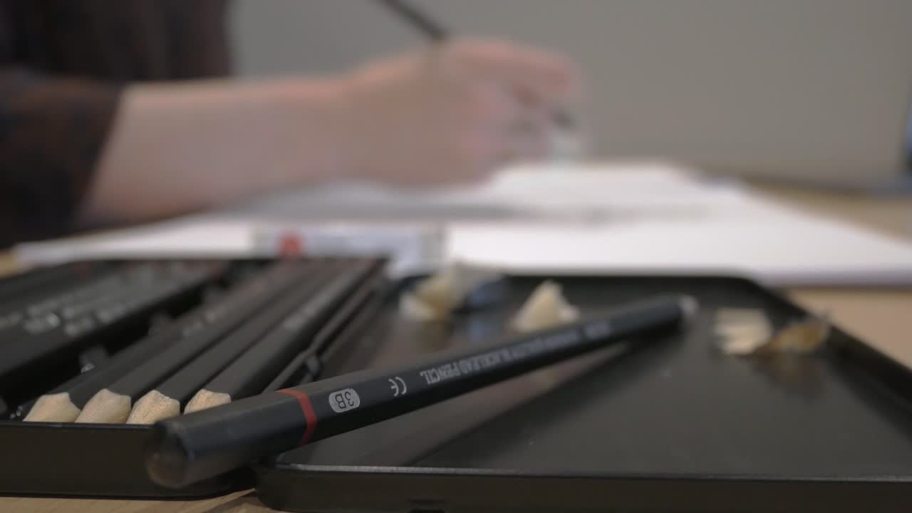 mujer joven diseñando, dibujando, dibujando en un bloc de papel 2