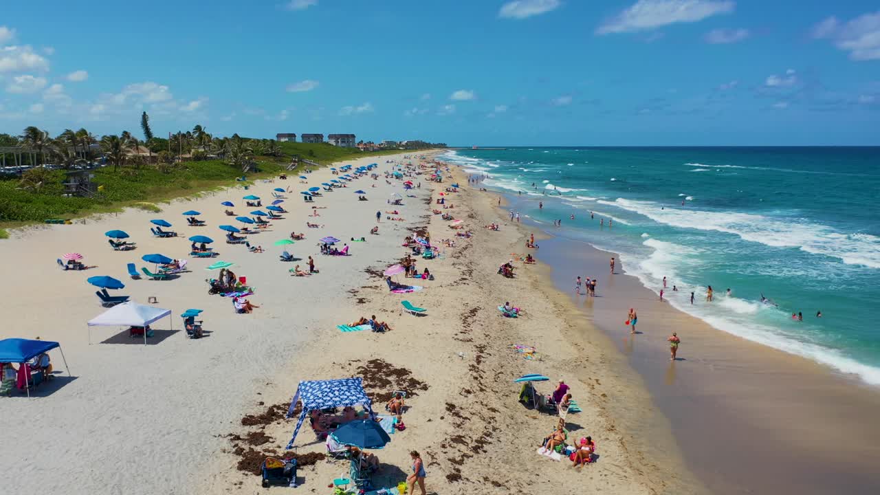 una playa llena de gente en el sur de florida