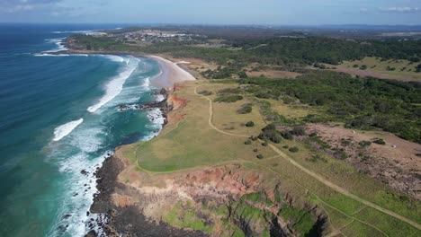 playa de boulder - cabezas de lennox - nueva gales del sur - australia - vuelo lento sobre toma aérea