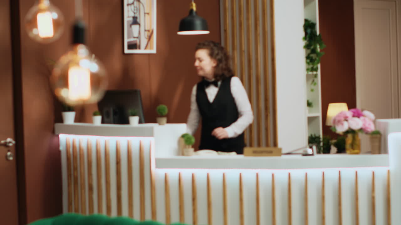 personas mayores en el vestíbulo de la recepción del hotel