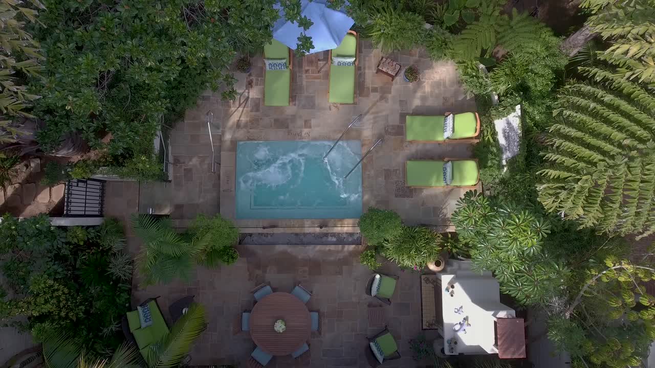 toma de drones de una lujosa piscina rodeada de palmeras en el hotel biltmore en montecito