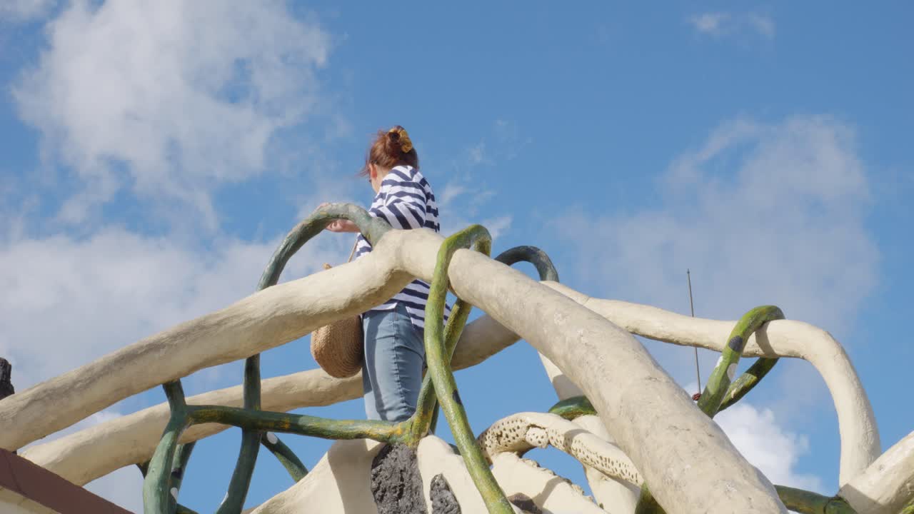 mujer turista posando en el exterior de la casa de huéspedes hang nga en da lat, lam dong, vietnam