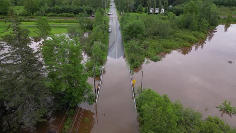 Carretera-Inundada-Cerrada-Debido-A-Un-Puente-Desbordado-De-Agua-Del-Río-Después-De-La-Tormenta-Tropical