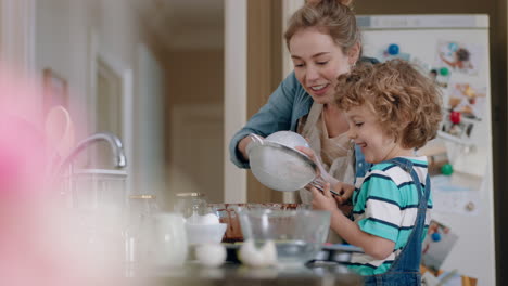 Kleiner-Junge-Hilft-Mutter-Beim-Backen-In-Der-Küche-Und-Mischt-Zutaten,-Backt-Schokoladen-Cupcakes-Und-Bereitet-Zu-Hause-Ein-Rezept-Vor