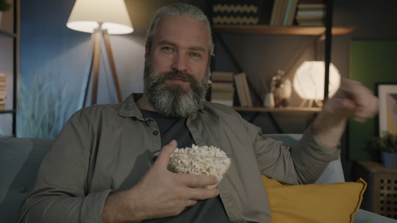 Mand ser film med popcorn