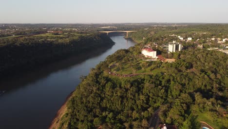 vuelo de drones hacia atrás con vista al hotel y al parque en el río iguazú en misiones en la frontera entre argentina y brasil