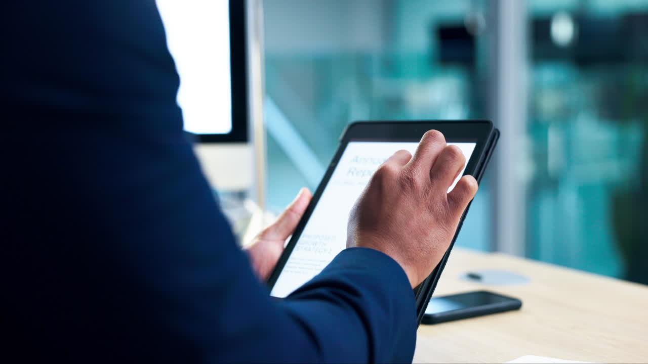 tableta, gráfico y pergamino de las manos de la persona de negocios