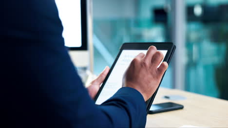 tableta, gráfico y pergamino de las manos de la persona de negocios
