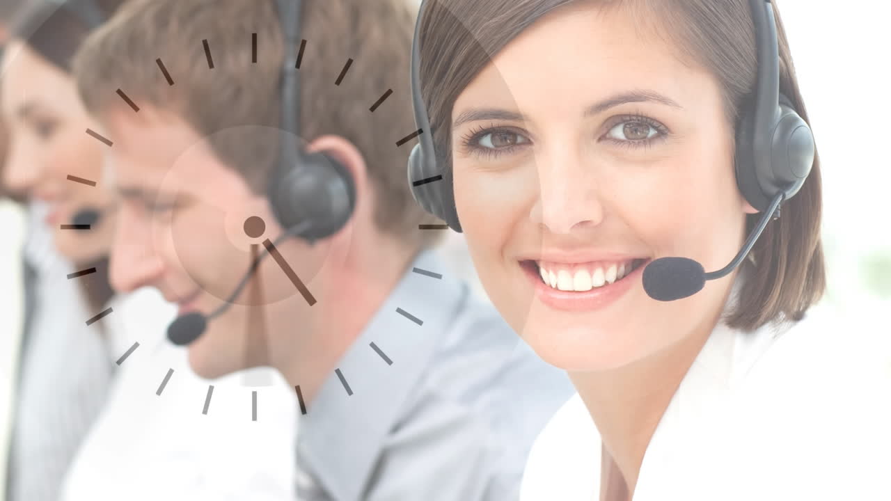 mujer sonriente trabajando en un centro de llamadas