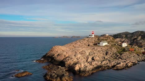 faro costero. el faro de lindesnes es un faro costero en el extremo sur de noruega.