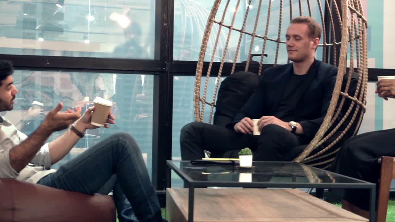 사무실 직원이 일에서 짧은 휴식을 취하는 동안 커피 코너에서 휴식을 취합니다.