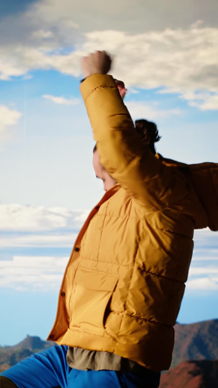 Uomo barbuto energico che balla gioiosamente all'aperto contro un cielo suggestivo