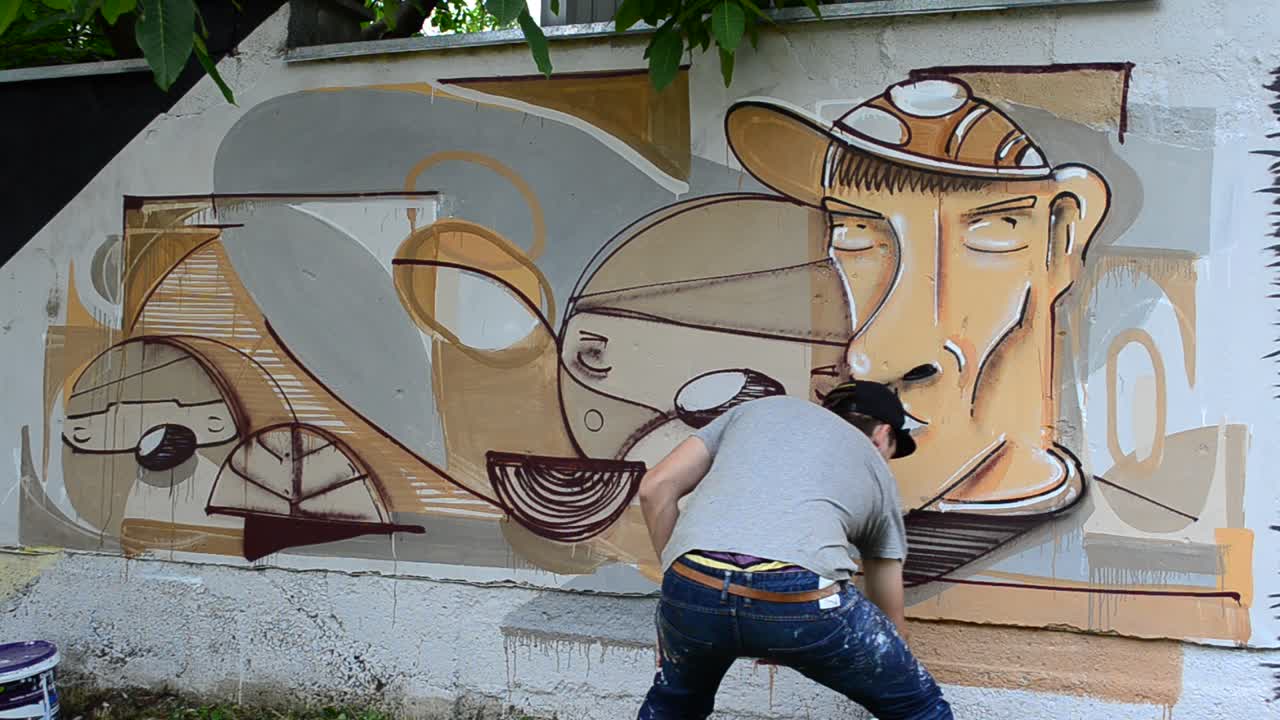 L'artista disegna graffiti, ritratto di persona con la pipa.