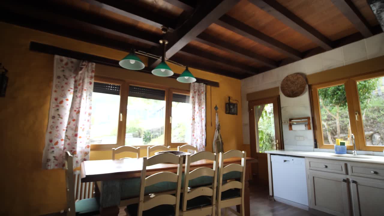 buena cocina de madera en una casa residencial rústica con paredes amarillas