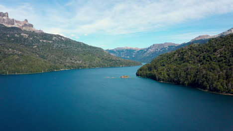 agua, bosque y montañas de los andes en argentina, inclinación hacia arriba revela antena