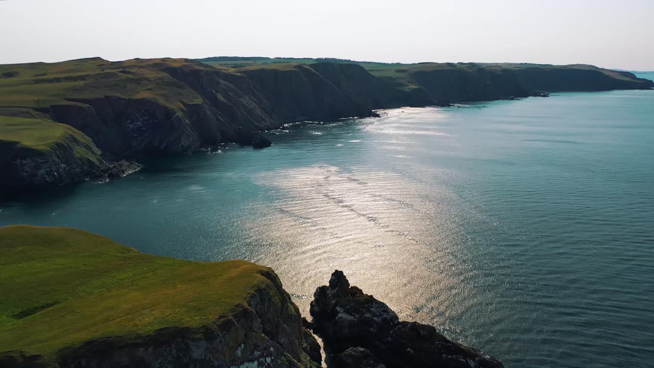 escocia desde arriba: la impresionante costa de st abbs head cerca de la costa del océano