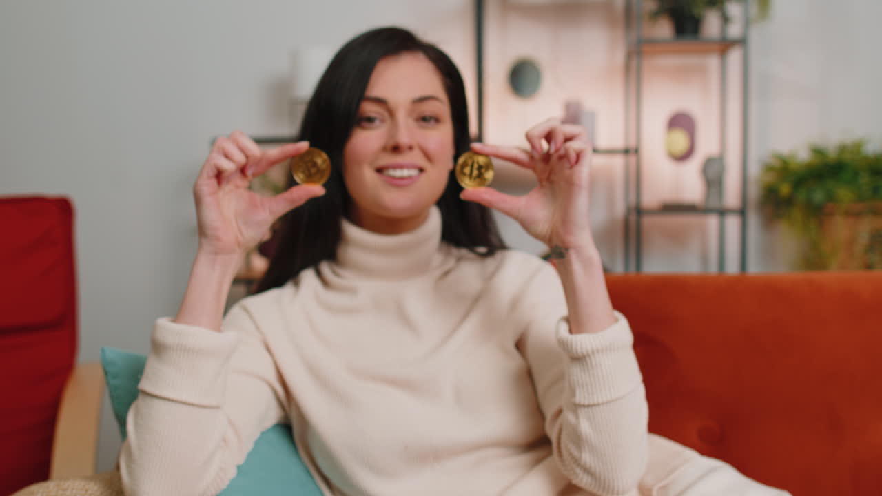 mujer comerciante de acciones ganando bitcoins después de monitoreo en línea operaciones de comercio minería mantener monedas btc