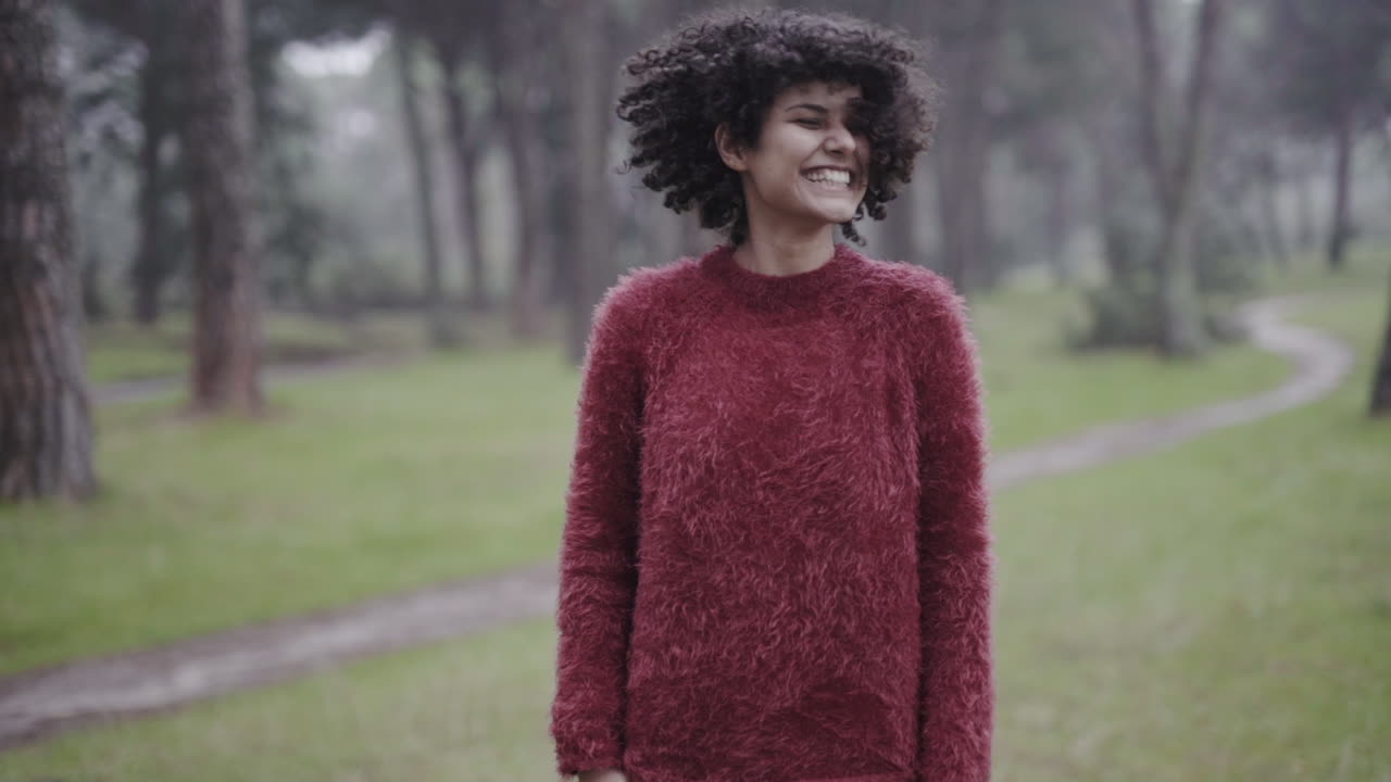 abrazando el peinado afro rizado en cámara lenta