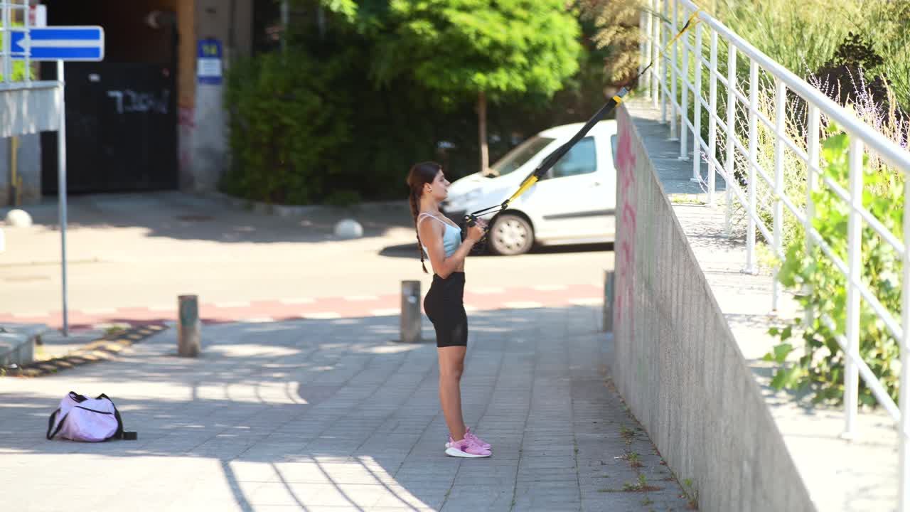 야외에서 트랙스 운동을 하는 여자