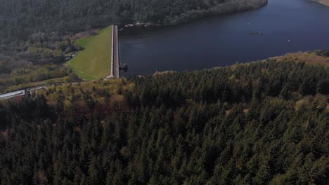 Drohnenaufnahme,-Die-Aus-Einem-Wald-Rückwärts-Fliegt-Und-Den-Blick-Auf-Das-Lady-Bower-Reservoir-In-Der-Ferne-Freigibt.-Stallaufnahme-In-4k-Auf-Der-Mavic-Air