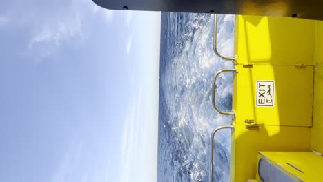 vista vertical de una persona caminando desde un barco de fondo de vidrio en egipto