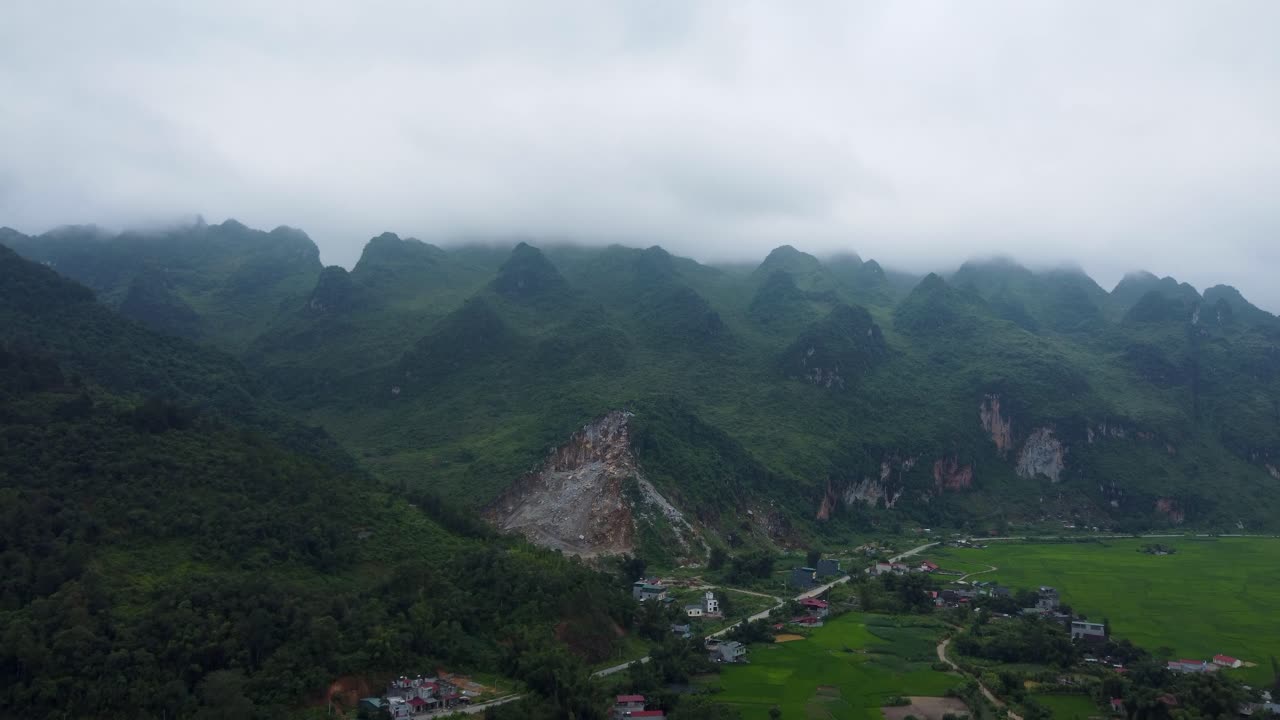 Névoa cobre pequeno assentamento, Rota de Ha Giang, Ha Giang, Vietnã