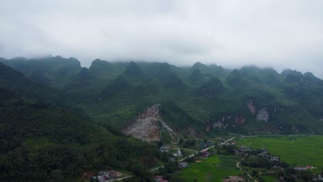 la niebla cubre un pequeño asentamiento, ha giang loop, ha giang, vietnam