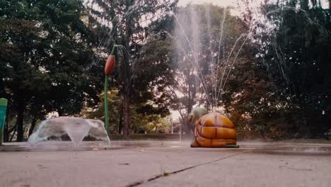 Zeitlupenaufnahme-Des-Abfließenden-Wassers-An-Einem-Spritzschutzgebiet-In-Neapean