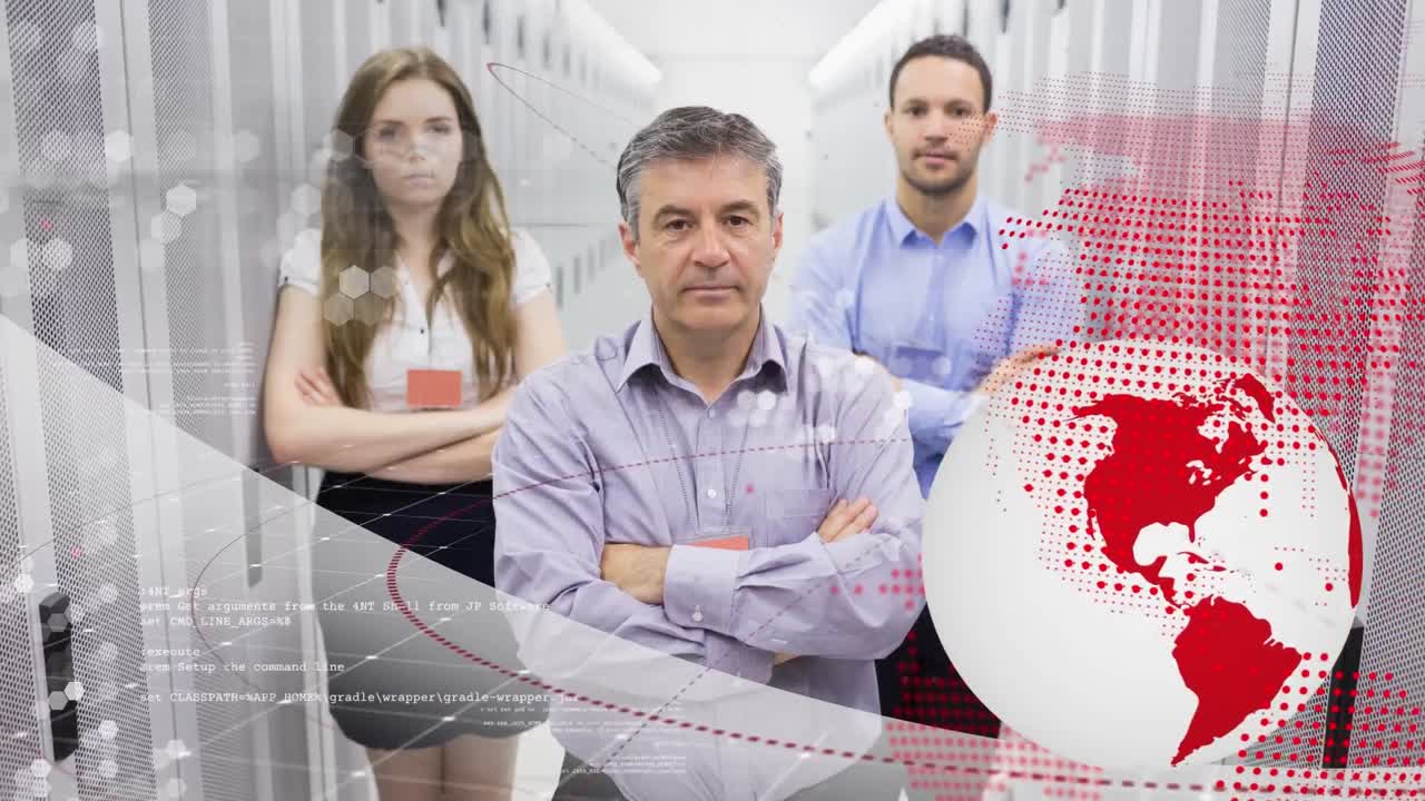 animación del globo y procesamiento de datos sobre trabajadores caucásicos con los brazos cruzados en la sala del servidor