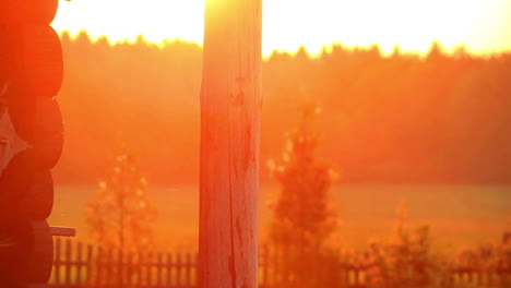 Ländliches-Haus-Im-Dorf-Schöner-Sonnenuntergang.-Landschaft-Morgensonnenaufgang-Im-Dorf