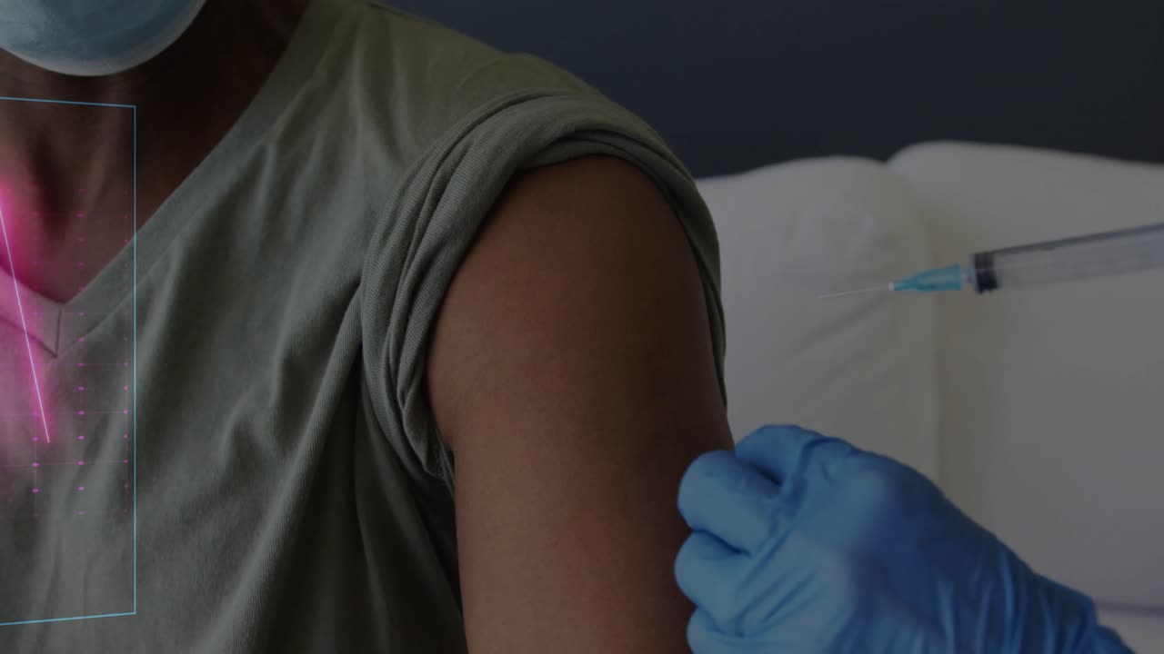 Paciente masculino recibiendo inyección de vacuna de un trabajador sanitario en clínica, mostrando ondas de ECG