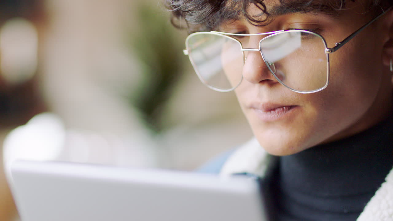 café, tableta y mujer de negocios leyendo