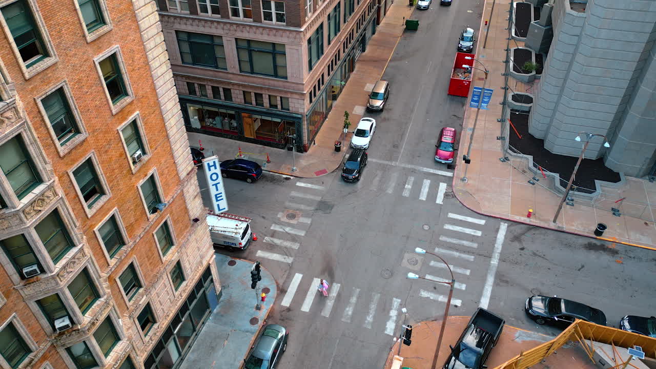Saint Louis, USA, 14 agosto 2025: incrocio con auto in attesa. Alcune persone attraversano la strada a St. Louis, Missouri, USA. Vista aerea