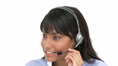 mujer de negocios encantadora usando auriculares