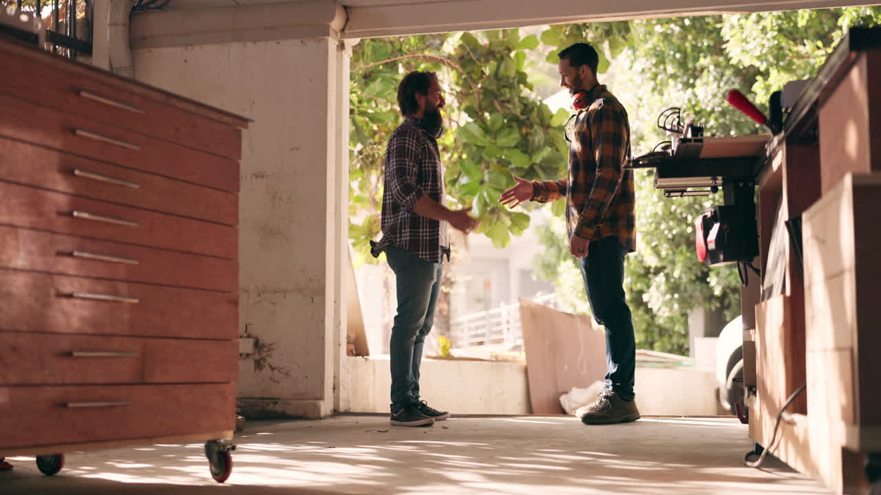 apretón de manos, carpintero y bienvenida con la gente