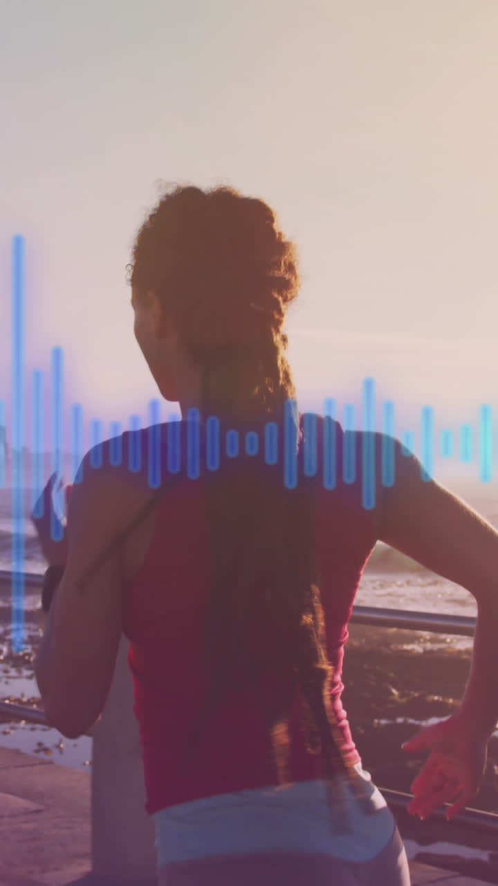 animación de líneas azules sobre mujer biracial corriendo en el paseo marítimo