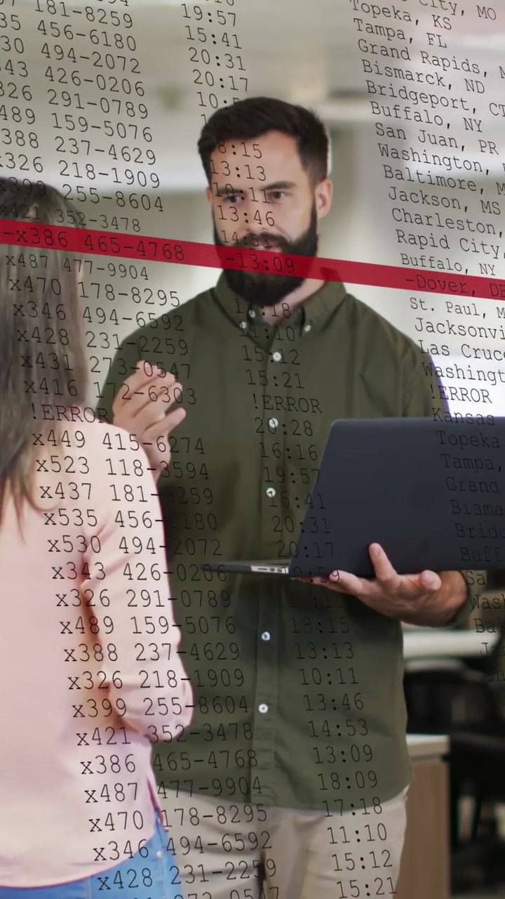 Video verticale: Uomo barbuto che mostra un laptop a un collega nel settore tecnologico, il laptop che causa una sovrapposizione di errore per il debug