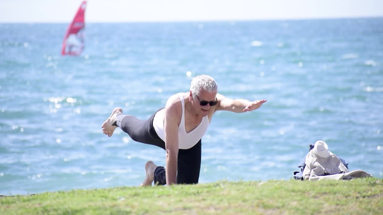 ancianos haciendo yoga en la playa