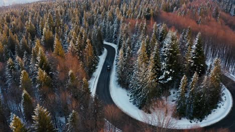 Herbstliche-Kurvenreiche-Winterstraße-Mit-Fahrendem-Auto-Enthüllt-Drohnenantenne