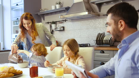 Familie-Beim-Gemeinsamen-Frühstück-In-Der-Küche