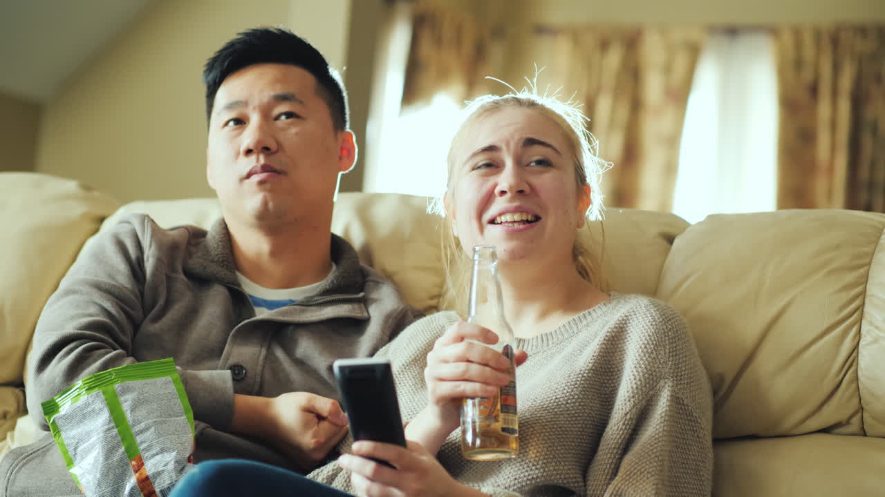 젊은 multi-etna 부부는 함께 tv를 시청