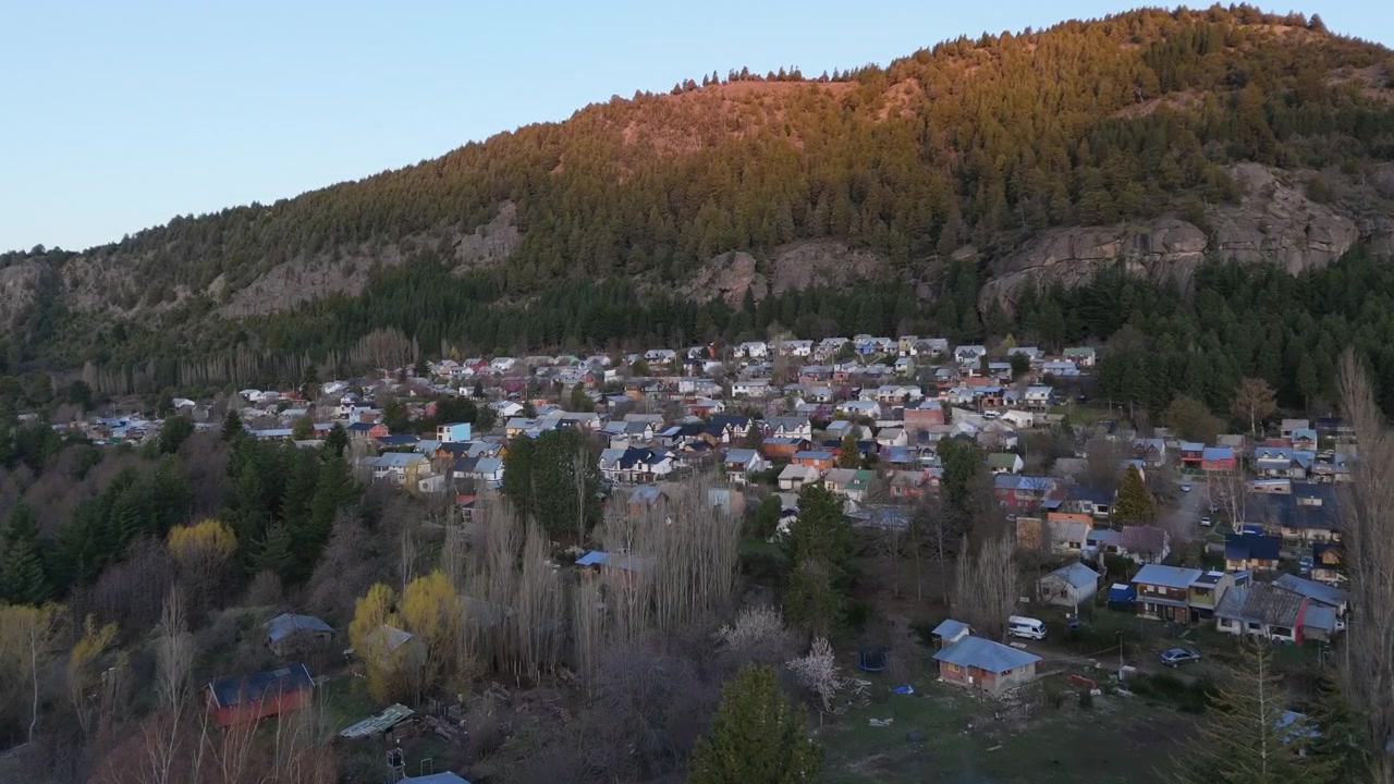San Martín de los Andes kasabası üzerinde gün doğumu, güneşle aydınlanmış dağlar, Neuquén Eyaleti