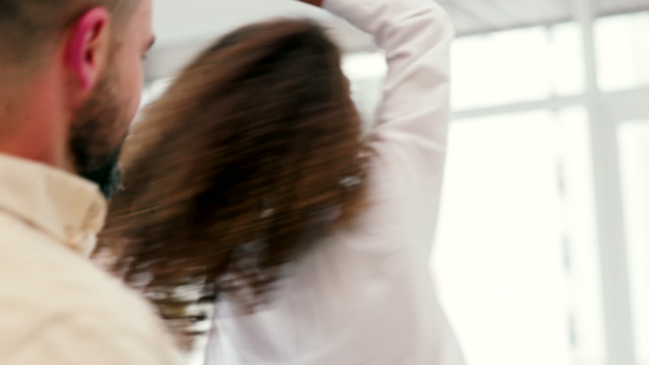 음악, 사랑, 그리고 행복한 커플이 살아가는 춤