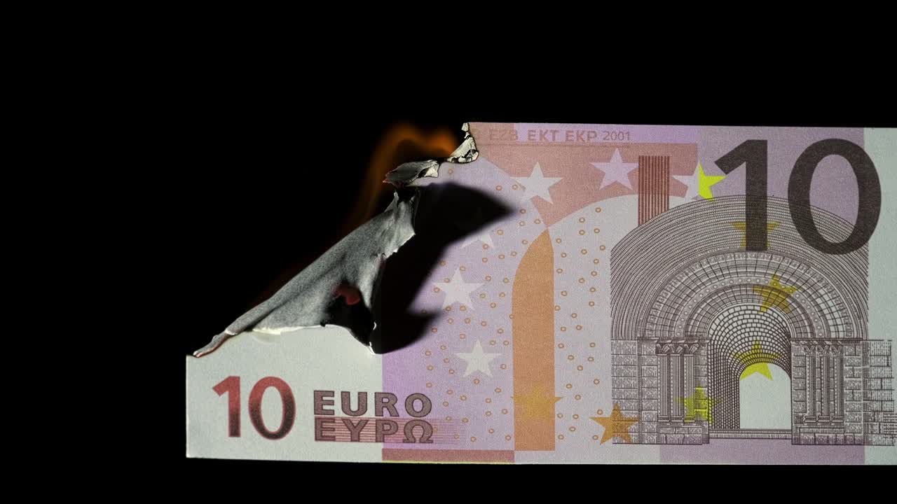 흑색 바탕에 불타는 10유로 지폐의 근접 영상입니다.