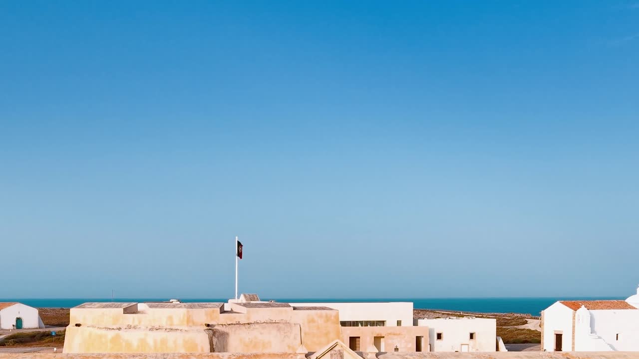 Udforsk den historiske fæstning i Portugal under en klar, blå himmel
